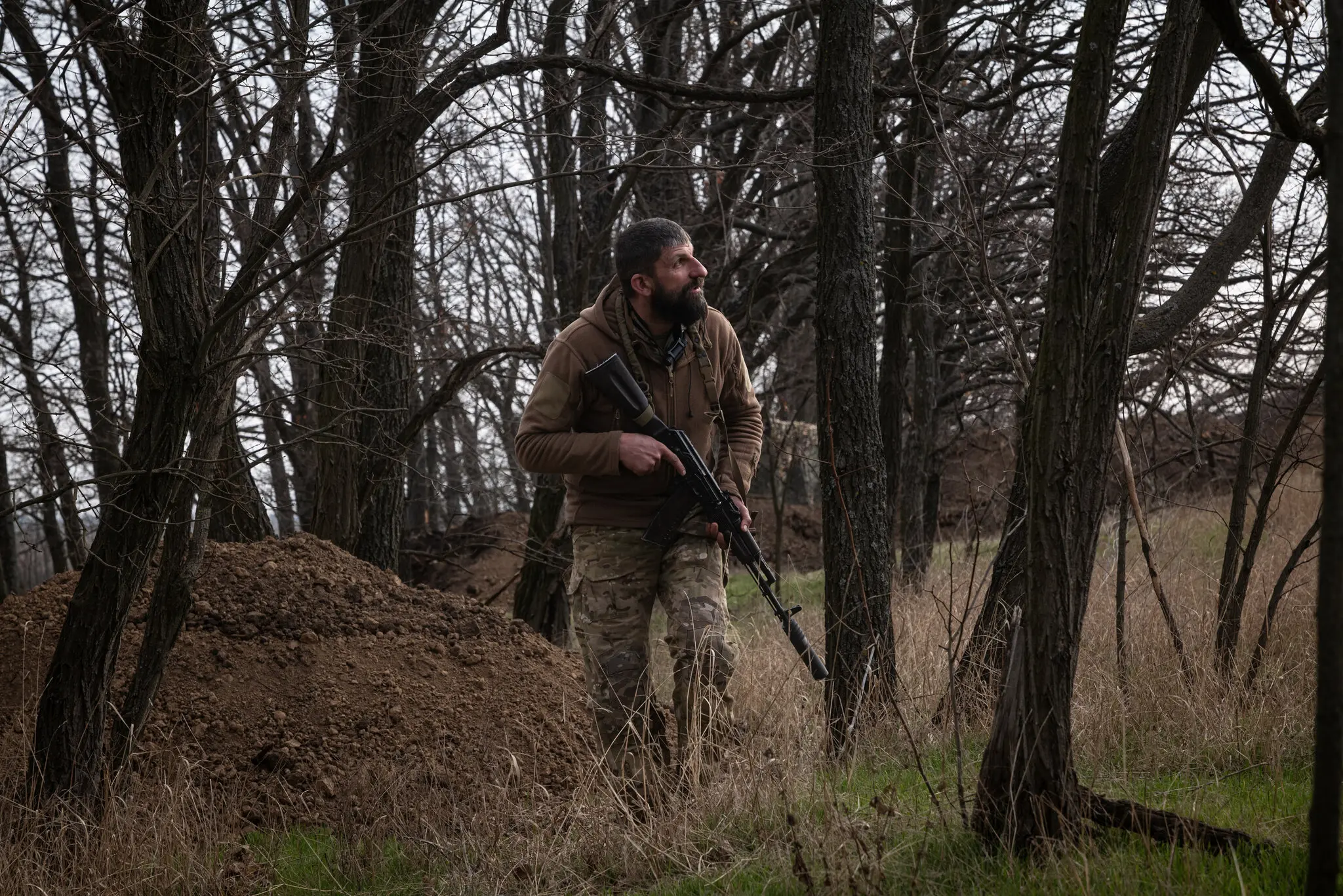 Солдат шукає в небі російські безпілотники.